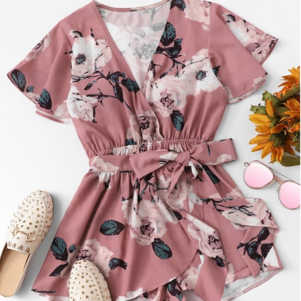 ✨🆕 HP NWOT pink floral romper w/ tie panel